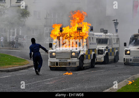 Nationalistischen Jugend werfen Molotowcocktails auf PSNI Fahrzeuge während der Unruhen in der Bogside, Derry, Londonderry, Nordirland Stockfoto