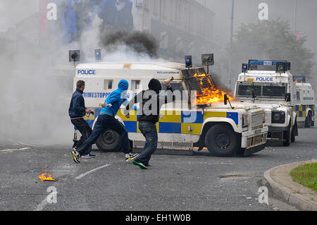 Nationalistische Jugendliche werfen Molotowcocktails auf PSNI Fahrzeuge während der Unruhen in der Bogside, Derry, Londonderry, Nordirland Stockfoto
