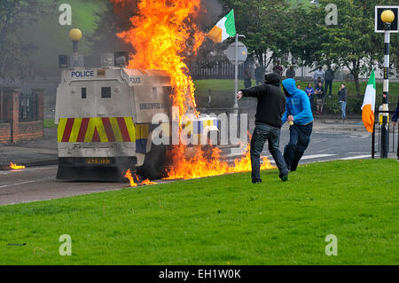 Nationalistische Jugendliche werfen Molotowcocktails auf PSNI Fahrzeuge während der Unruhen in der Bogside, Derry, Londonderry, Nordirland Stockfoto