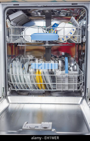 Geladenen Geschirrspüler Stockfoto