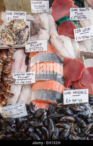 Frische Austern, Seeteufel, Thunfisch, Kabeljau, Miesmuscheln, Seehecht und Lachs auf Fischgeschäft Stall an der Priory Farm, Nutfield, Surrey, UK. Stockfoto