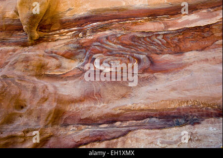 Felsen mit farbigen Schichten in Petra in Jordanien Stockfoto