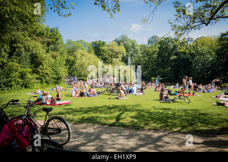 Massen von Menschen genießen die Sonne im Vondelpark amsterdam Stockfoto