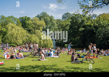 Massen von Menschen genießen die Sonne im Vondelpark amsterdam Stockfoto