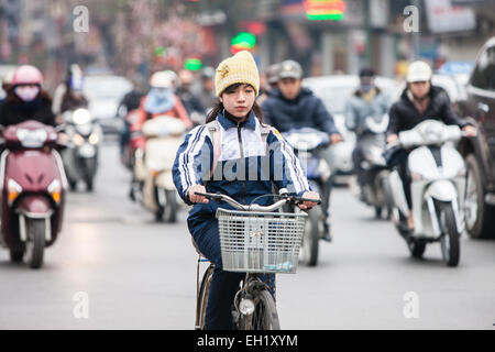 Zuversichtlich, Reiten, Radfahren, Kind, Kinder, Schule, Mädchen, auf dem Fahrrad unter Motorroller, Umweltverschmutzung, Lärm, Verkehr, Hanoi, Hanoi, Vietnam, Asien, Asiatisch, Stockfoto