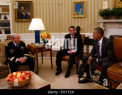 US-Präsident Barack Obama macht eine Aussage nach einem Treffen mit den Secretary of Defense Ashton Carter (C) und uns Armee General Martin Dempsey (L) im Oval Office des weißen Hauses in Washington, D.C., am 3. März 2015. Bildnachweis: Aude Guerrucci/Pool über CNP - kein Draht-Dienst- Stockfoto