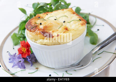 Käse-Soufflé im Töpfchen serviert Stockfoto