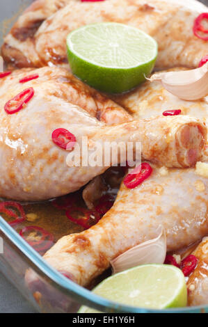 Rohe Hähnchenschenkel in Marinade. Stockfoto