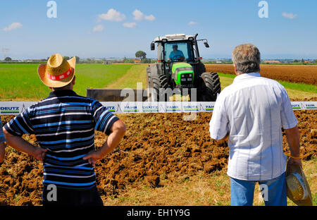 Ausstellung von neuen Traktoren in eine Landwirtschaftsmesse in Agro Pontino, Lazio, Mittelitalien. Stockfoto
