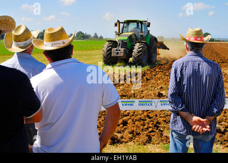 Ausstellung von neuen Traktoren in eine Landwirtschaftsmesse in Agro Pontino, Lazio, Mittelitalien. Stockfoto