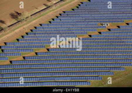 eine Nahaufnahme Luftaufnahme der Solarmodule (PV-Zellen) auf ein Solarpark im Vereinigten Königreich Stockfoto