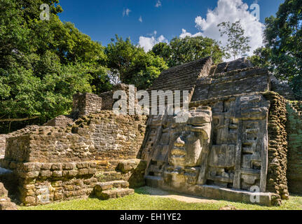 Maske-Tempel in Lamanai, Maya-Ruinen, Regenwald in der Nähe von Indian Kirche Dorf, Orange Walk District, Belize Stockfoto
