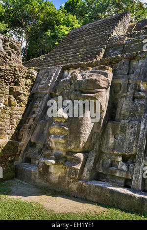 Maske des Menschen, Maske Tempel von Lamanai, Maya-Ruinen, Regenwald in der Nähe von Indian Kirche Dorf, Orange Walk District, Belize Stockfoto