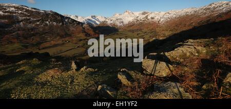 Die Langdale Pikes aus Thrang Felsspitze. Winter im Langdale. Great Langdale Lingmoor am frühen Morgen Stockfoto