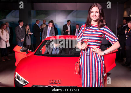 London, UK. 3. März 2015. Sophie Ellis-Bextor in der neue Audi R8-Vorschau im Audi City Piccadilly London UK 03.04.15 Credit: Martyn Goddard/Alamy Live News Stockfoto