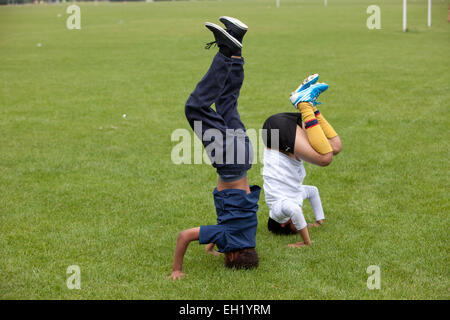 Kinder Hand-Stands, Hackney Sümpfe, London Stockfoto