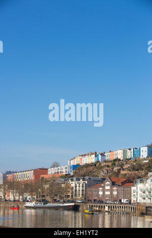 Bunten Bürgerhäusern in Bristol entlang der Hafenpromenade an einem sonnigen Tag mit blauem Himmel. Stockfoto