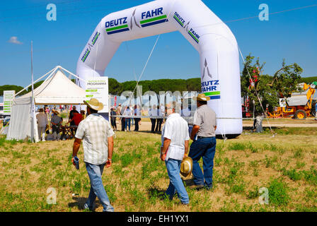 Ausstellung von neuen Traktoren in eine Landwirtschaftsmesse in Agro Pontino, Lazio, Mittelitalien. Stockfoto