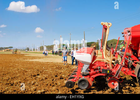 Ausstellung von neuen Traktoren in eine Landwirtschaftsmesse in Agro Pontino, Lazio, Mittelitalien. Stockfoto