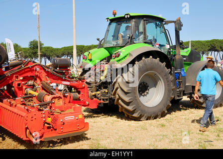 Ausstellung von neuen Traktoren in eine Landwirtschaftsmesse in Agro Pontino, Lazio, Mittelitalien. Stockfoto