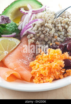 In Scheiben geschnittenen Räucherlachs mit Buchweizen und Gemüse. Stockfoto