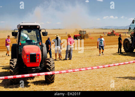 Ausstellung von neuen Traktoren in eine Landwirtschaftsmesse in Agro Pontino, Lazio, Mittelitalien. Stockfoto