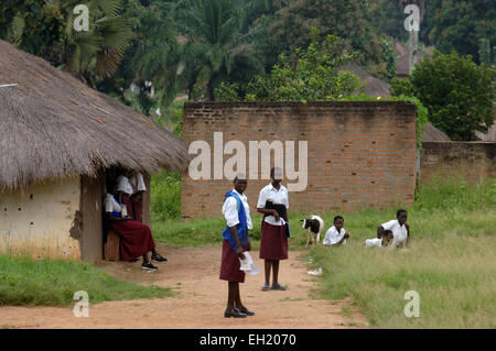 Mädchen im Teenageralter spielen Basketball in der Schule gefördert durch die Europäische Union in Yei, Süd-Sudan. Stockfoto