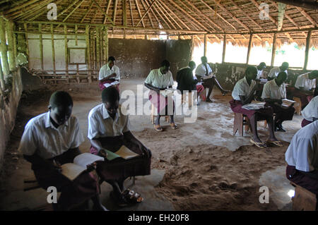 Teenager lernen an einer Schule finanziert von der Europäischen Union in Yei, Süd-Sudan. Stockfoto