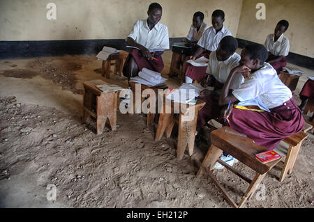 Teenager lernen an einer Schule finanziert von der Europäischen Union in Yei, Süd-Sudan. Stockfoto