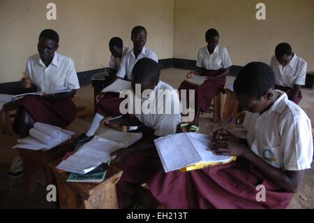 Teenager lernen an einer Schule finanziert von der Europäischen Union in Yei, Süd-Sudan. Stockfoto