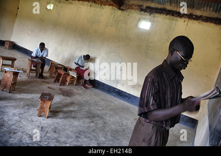 Teenager lernen an einer Schule finanziert von der Europäischen Union in Yei, Süd-Sudan. Stockfoto