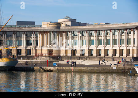 Gesamtansicht des Canons Hauses, Büros von Lloyds TSB an der Hafenpromenade in Bristol an einem klaren sonnigen Tag. Stockfoto