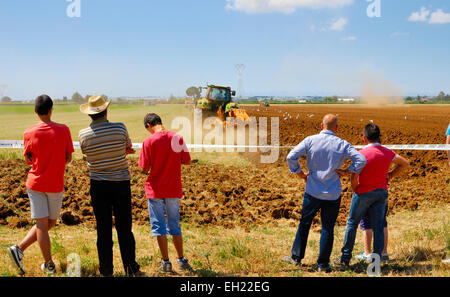 Ausstellung von neuen Traktoren in eine Landwirtschaftsmesse in Agro Pontino, Lazio, Mittelitalien. Stockfoto