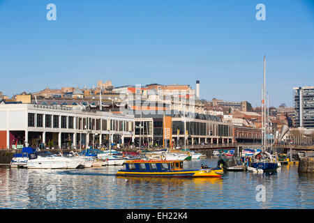 Bristol Flusstaxi übergibt die Hafenpromenade mit festgemachten Boote in der Sonne. Stockfoto