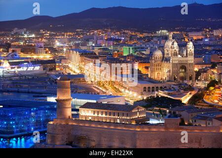 Frankreich, Bouches du Rhone, Marseille, Euro-mediterranen Bereich, Fort St Jean Denkmal Geschichte Klasse, MuCEM Museum of Civilization in Europa und den Mittelmeerraum R. Ricciotti und R. Carta Architekten, die Kathedrale der großen Klasse historisches Denkmal in der b Stockfoto