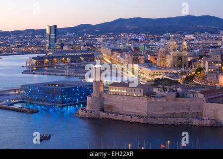 Frankreich, Bouches du Rhone, Marseille, Euro-mediterranen Bereich, Fort Saint Jean Denkmal Geschichte Klasse, MuCEM Museum of Civilization in Europa und den Mittelmeerraum R. Ricciotti und R. Carta Architekten, Einstellung Licht Yann Kersale, Klasse la Cathedrale Maj Stockfoto