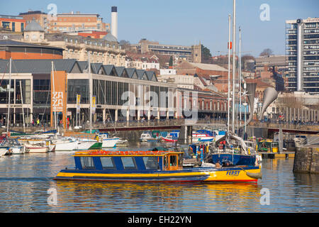 Bristol Flusstaxi übergibt die Hafenpromenade mit festgemachten Boote in der Sonne. Stockfoto