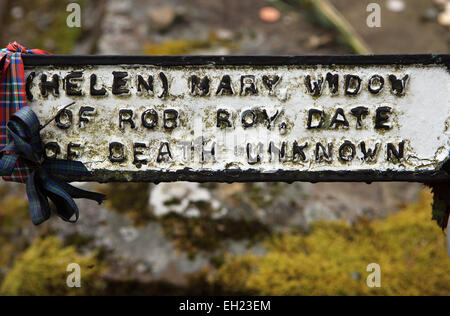 Das Grab der Witwe von Rob Roy lag neben ihm und seinen Söhnen auf dem Friedhof von Balquhidder in Schottland Stockfoto