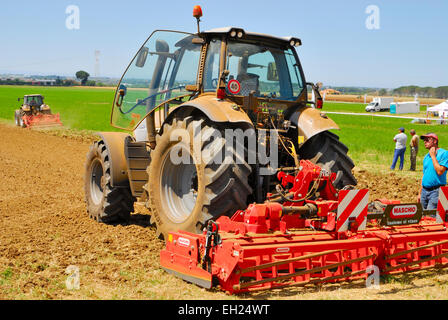 Ausstellung von neuen Traktoren in eine Landwirtschaftsmesse in Agro Pontino, Lazio, Mittelitalien. Stockfoto
