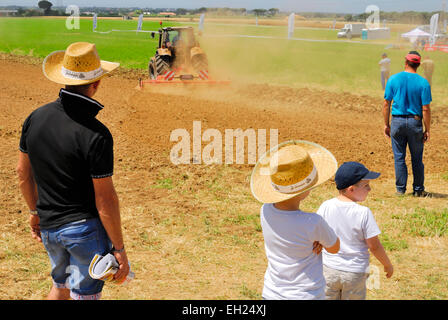 Ausstellung von neuen Traktoren in eine Landwirtschaftsmesse in Agro Pontino, Lazio, Mittelitalien. Stockfoto