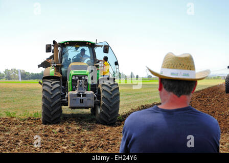Ausstellung von neuen Traktoren in eine Landwirtschaftsmesse in Agro Pontino, Lazio, Mittelitalien. Stockfoto