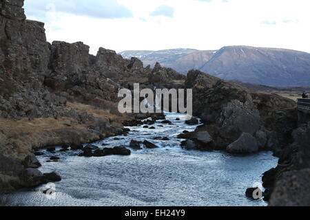 Ein Wasserfall in den Spalt der Erdkruste verursacht durch die mid Atlantic Ridge Nationalpark Thingvellir Island Fluss Öxará Stockfoto