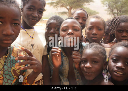 SANGA, MALI - 30. September 2008: Unbekannte Kinder vom Dorf im Dogonland am 30. September 2008, Sanga, Mali Stockfoto