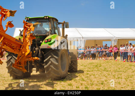 Ausstellung von neuen Traktoren in eine Landwirtschaftsmesse in Agro Pontino, Lazio, Mittelitalien. Stockfoto