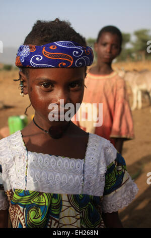 SANGA, MALI - 30. September 2008: Unbekannte Mädchen aus dem Dorf in Dogonland am 30. September 2008, Sanga, Mali Stockfoto