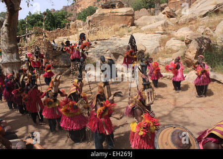 TIRELI, MALI - 2. Oktober 2008: Dogon Stämme Männer tanzen mit ihren traditionellen Maske auf dem Hauptplatz des Dorfes Tireli Stockfoto