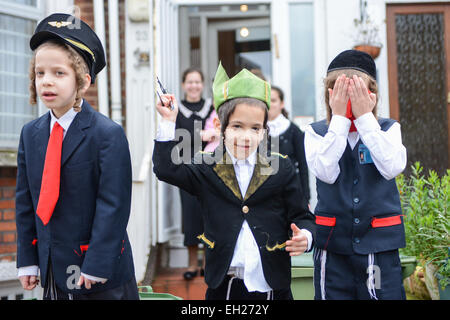 Stamford Hill, London, Großbritannien. 5. März 2015. Das jüdische Festival Purim wird im Londoner Stamford Hill gefeiert. Lauter Musik gespielt wird, und die Kinder sind verkleidet. Bildnachweis: Matthew Chattle/Alamy Live-Nachrichten Stockfoto