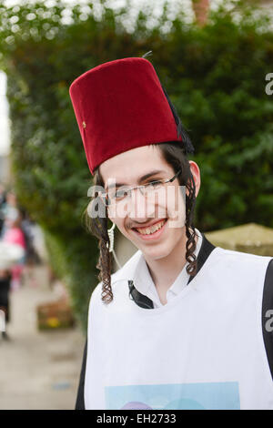 Stamford Hill, London, Großbritannien. 5. März 2015. Das jüdische Festival Purim wird im Londoner Stamford Hill gefeiert. Lauter Musik gespielt wird, und die Kinder sind verkleidet. Bildnachweis: Matthew Chattle/Alamy Live-Nachrichten Stockfoto