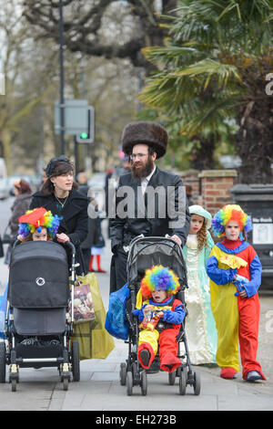 Stamford Hill, London, Großbritannien. 5. März 2015. Das jüdische Festival Purim wird im Londoner Stamford Hill gefeiert. Lauter Musik gespielt wird, und die Kinder sind verkleidet. Bildnachweis: Matthew Chattle/Alamy Live-Nachrichten Stockfoto