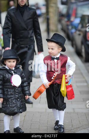 Stamford Hill, London, Großbritannien. 5. März 2015. Das jüdische Festival Purim wird im Londoner Stamford Hill gefeiert. Lauter Musik gespielt wird, und die Kinder sind verkleidet. Bildnachweis: Matthew Chattle/Alamy Live-Nachrichten Stockfoto